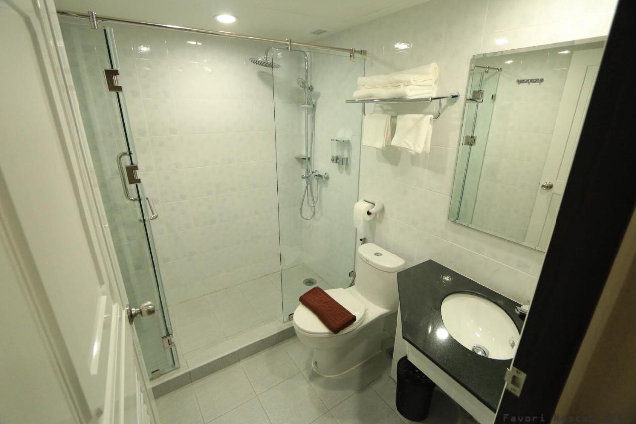 Favori Hostel Bangkok Surawong Exterior foto